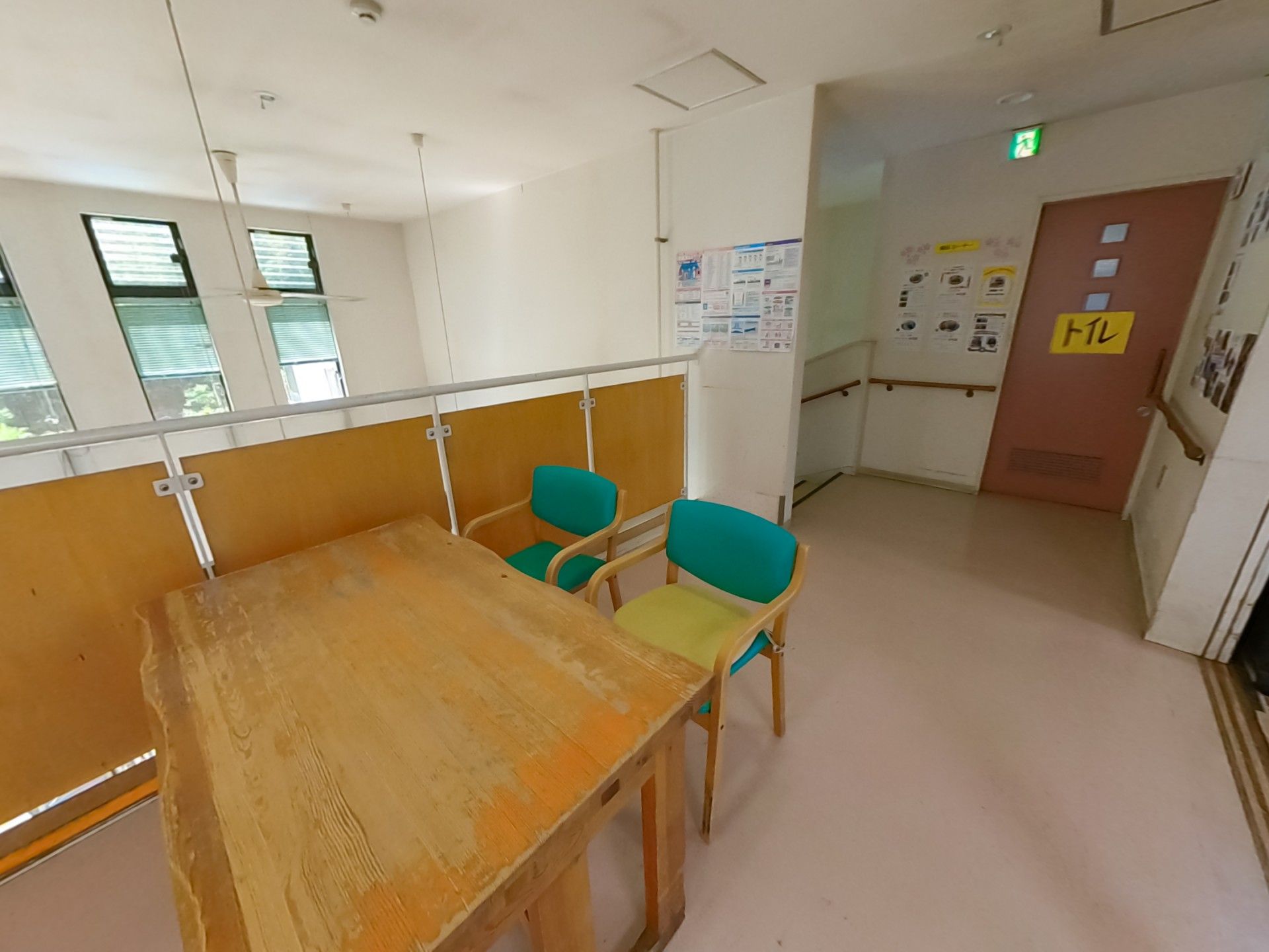 明るい廊下の一角
