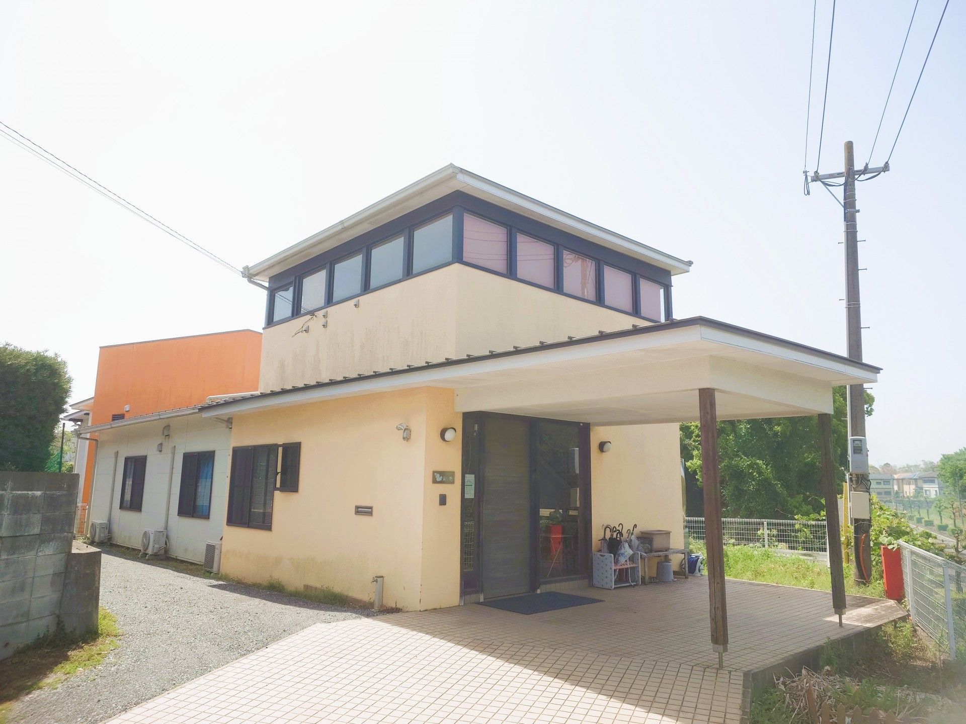 日差しが差し込む建物の外観