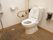 トイレの個室内は、落ち着いた雰囲気になっている。便器のそばには、手すりや安全バーが設置されているので安心である。