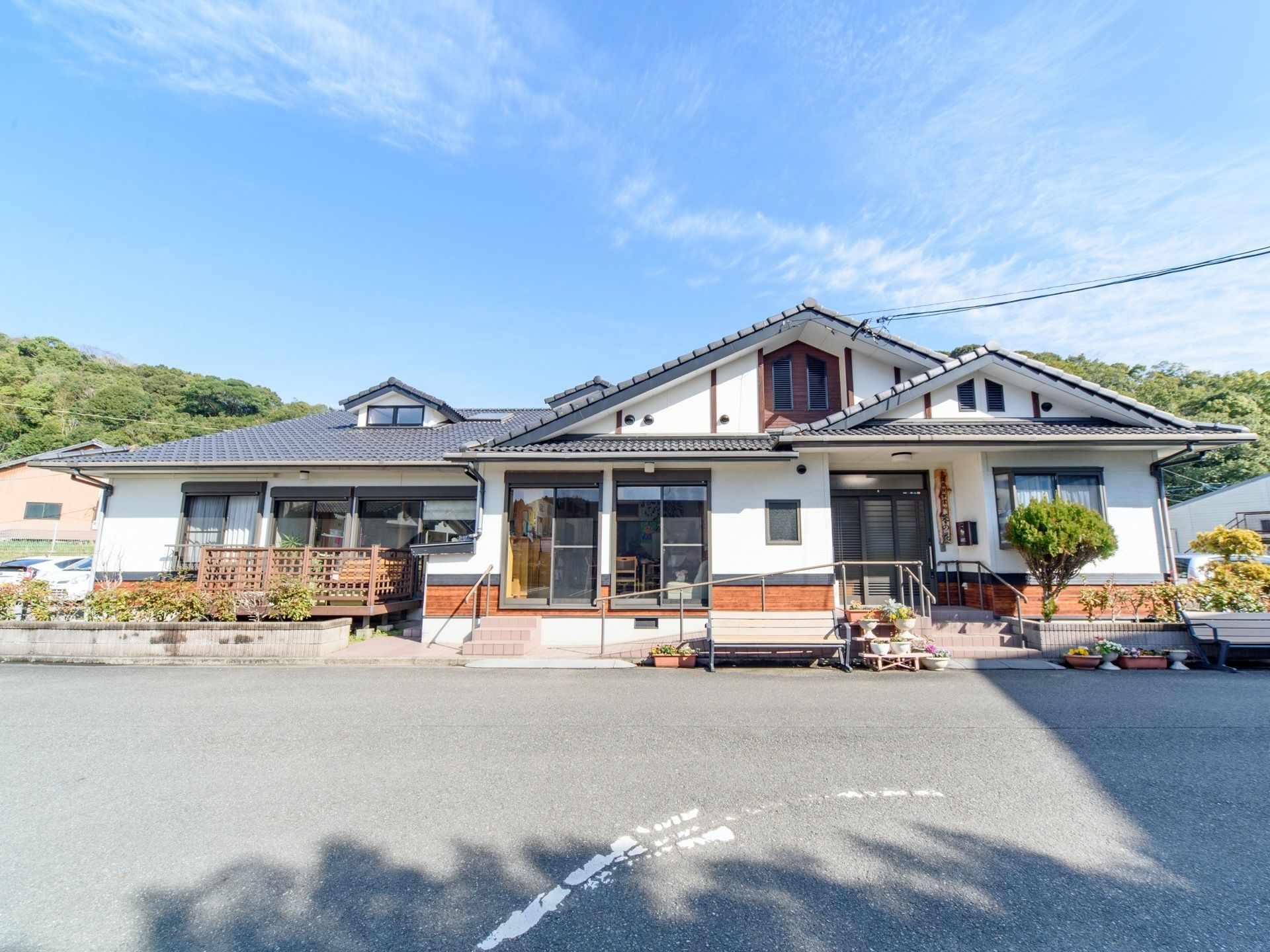 瓦の三角屋根が施されている平屋建ての施設である。手すり付きのスロープやウッドデッキが完備されている。