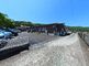 広々とした駐車場と周辺の風景