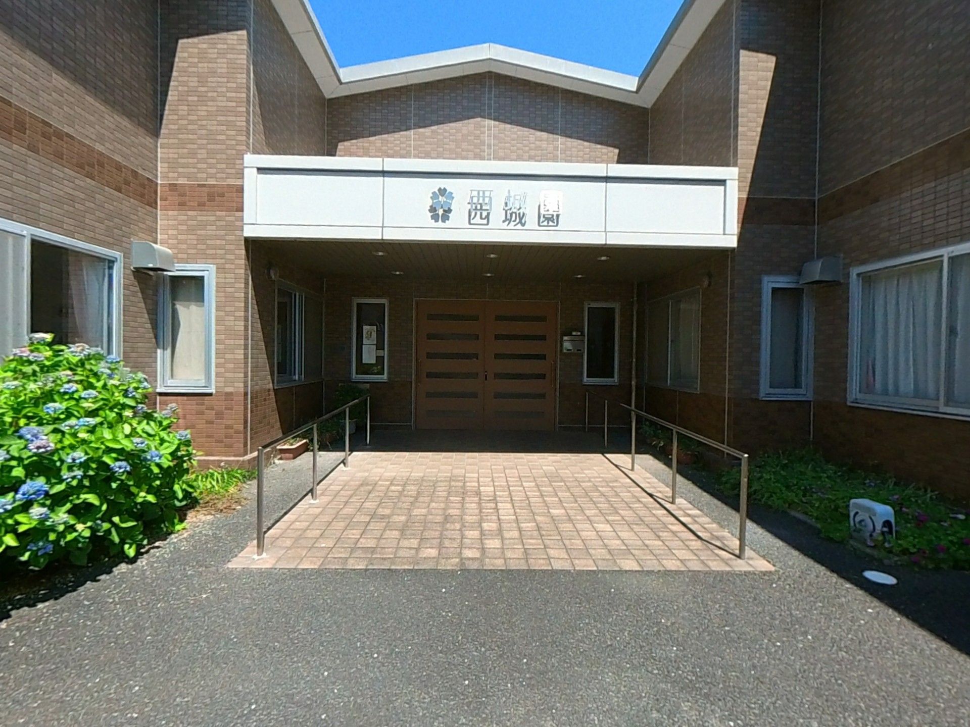 エントランスの外観