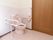 トイレには温水洗浄便座を設置している。便座の左右に手すりが取りつけてあり、壁には非常ボタンが設置されている。