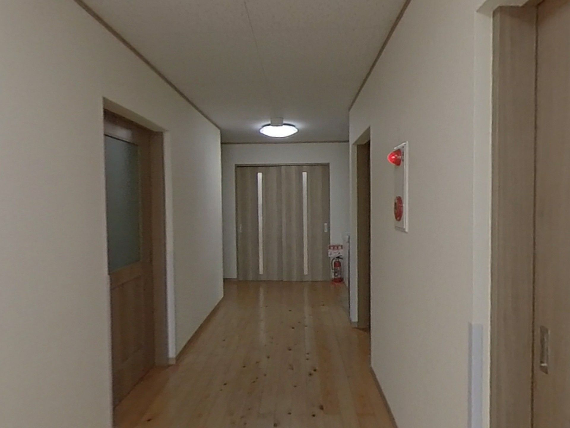 清潔感ある居室の廊下