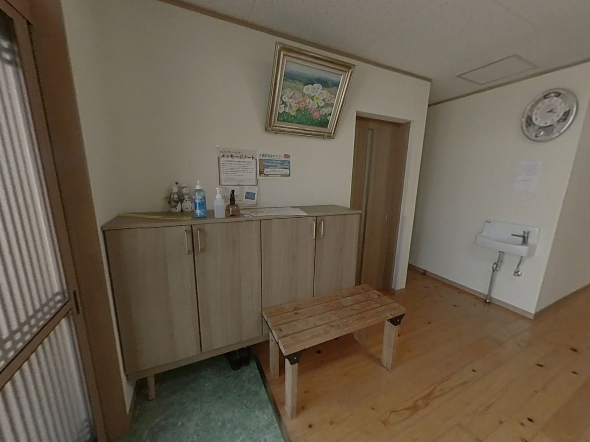 廊下に置かれた家具