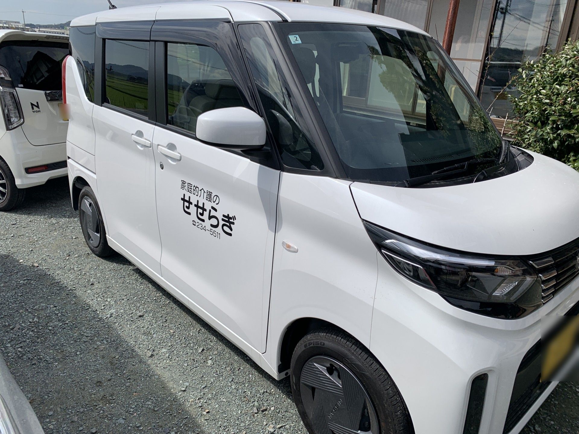 送迎用の白い車