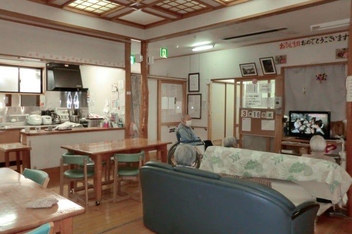 共有スペースでくつろぐ様子