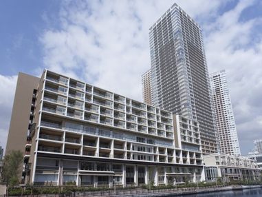 「グッドタイム リビング 芝浦アイランド」水辺に建つ施設は鉄筋コンクリートに地上四階建てです。