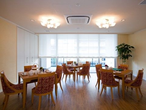 「グッドタイム リビング 芝浦アイランド」テーブルとチェアが置かれてたサロン
