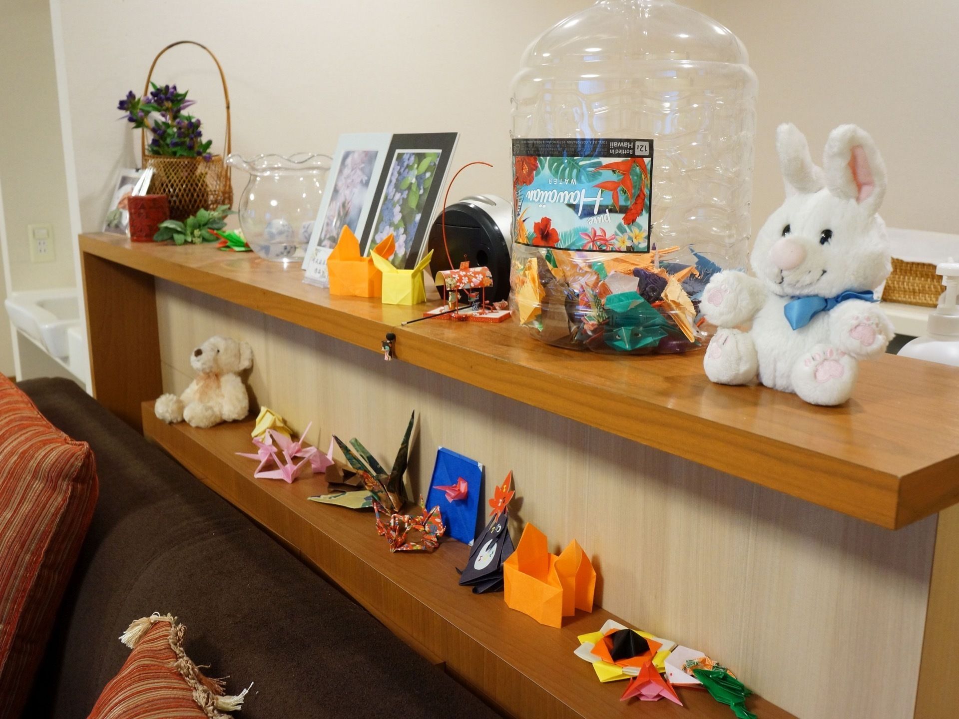 談話室の一角に設けられた木製の飾り棚である。入居者様が作成された作品や、ぬいぐるみなどが飾られている。
