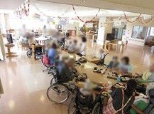 賑やかな食事風景