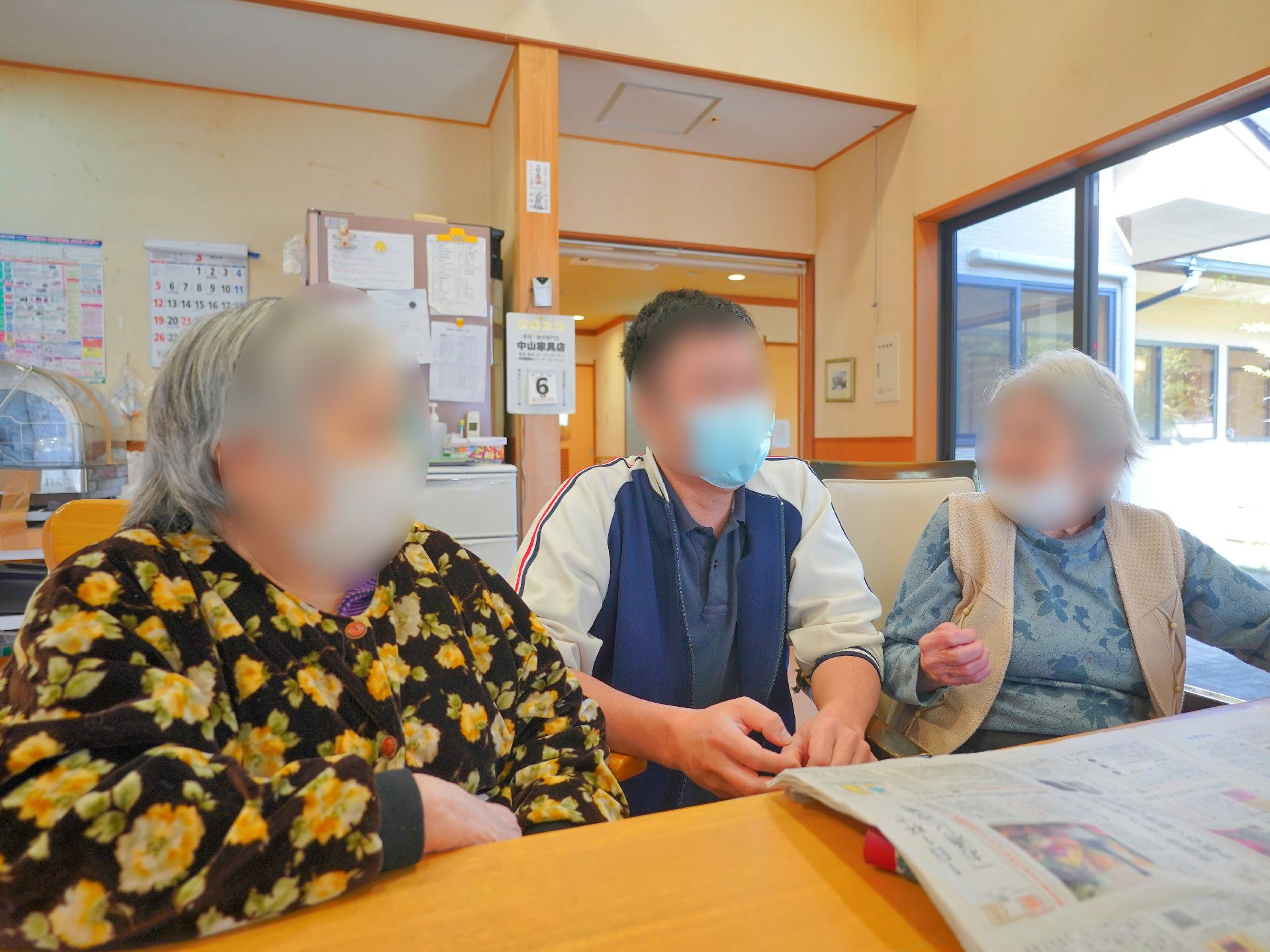 笑顔で会話をする高齢女性と女性ケアマネジャー