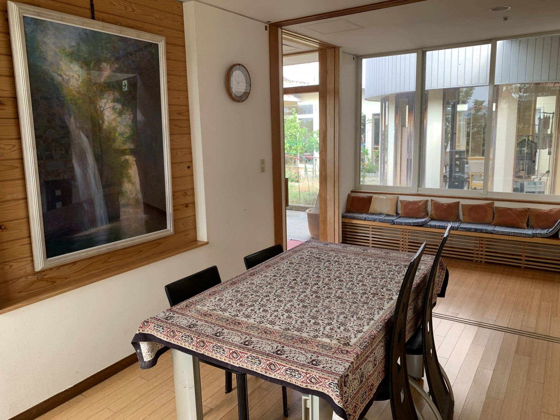 窓際のテーブルと椅子