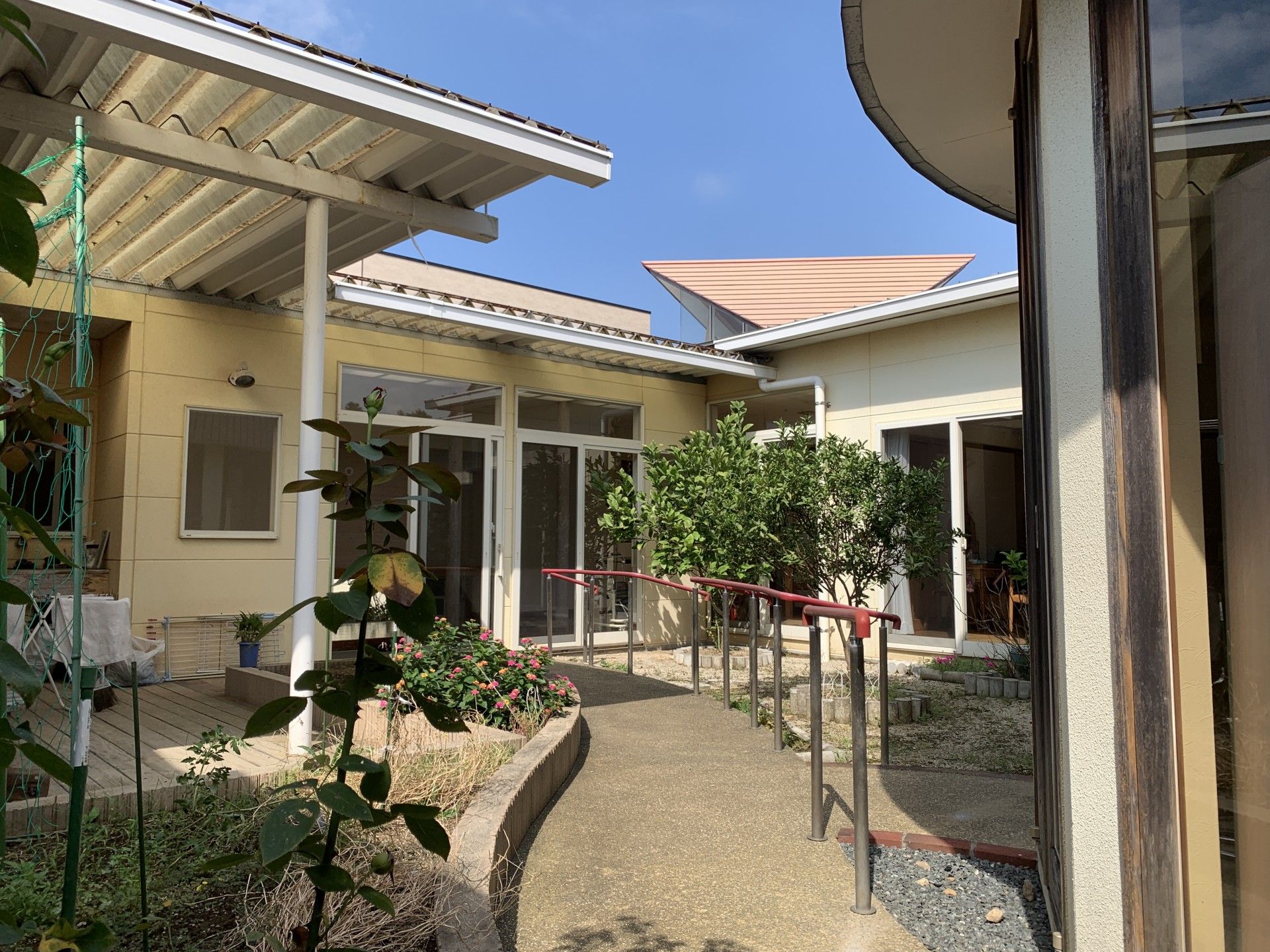 庭に面した通路