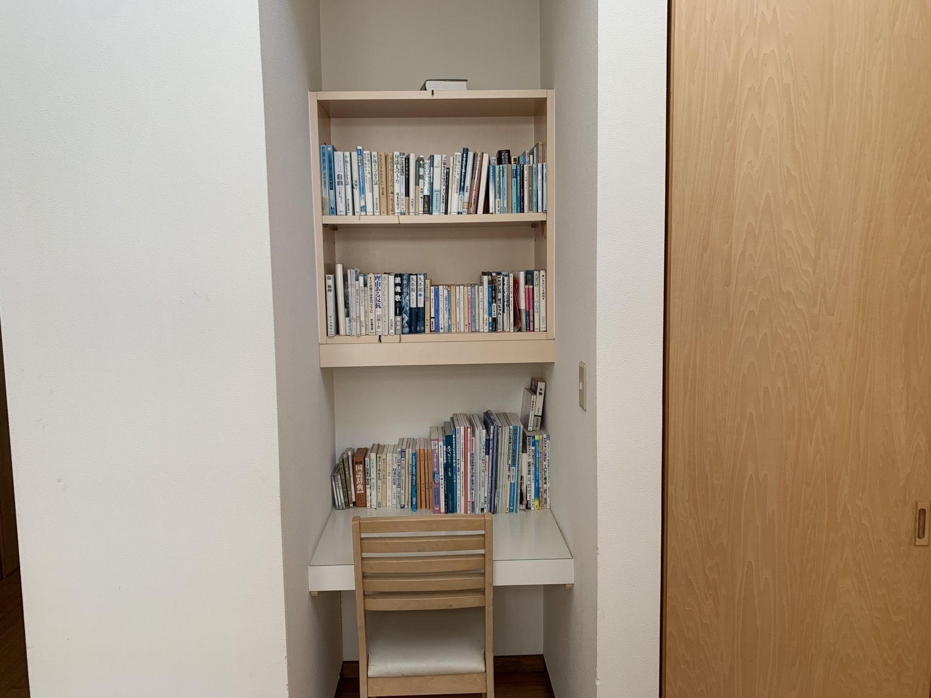 本棚と机の一角