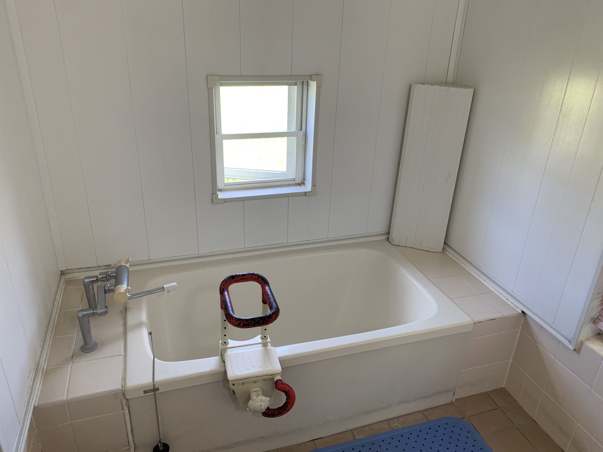 手すり付きの浴槽