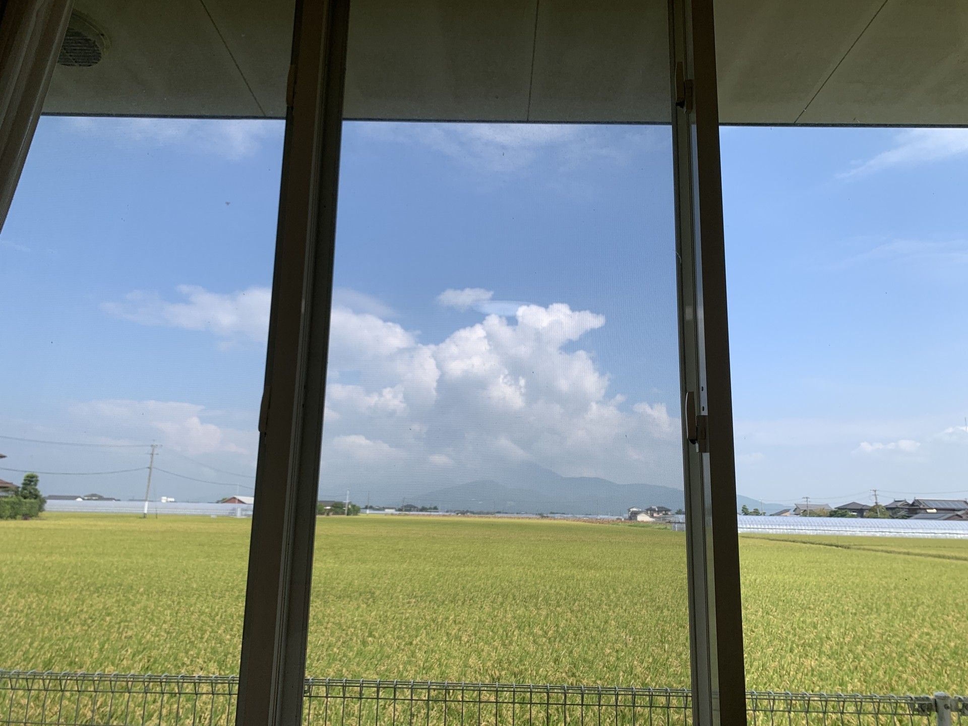 広がる田園風景の窓辺