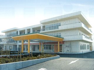 明るく広々とした施設外観