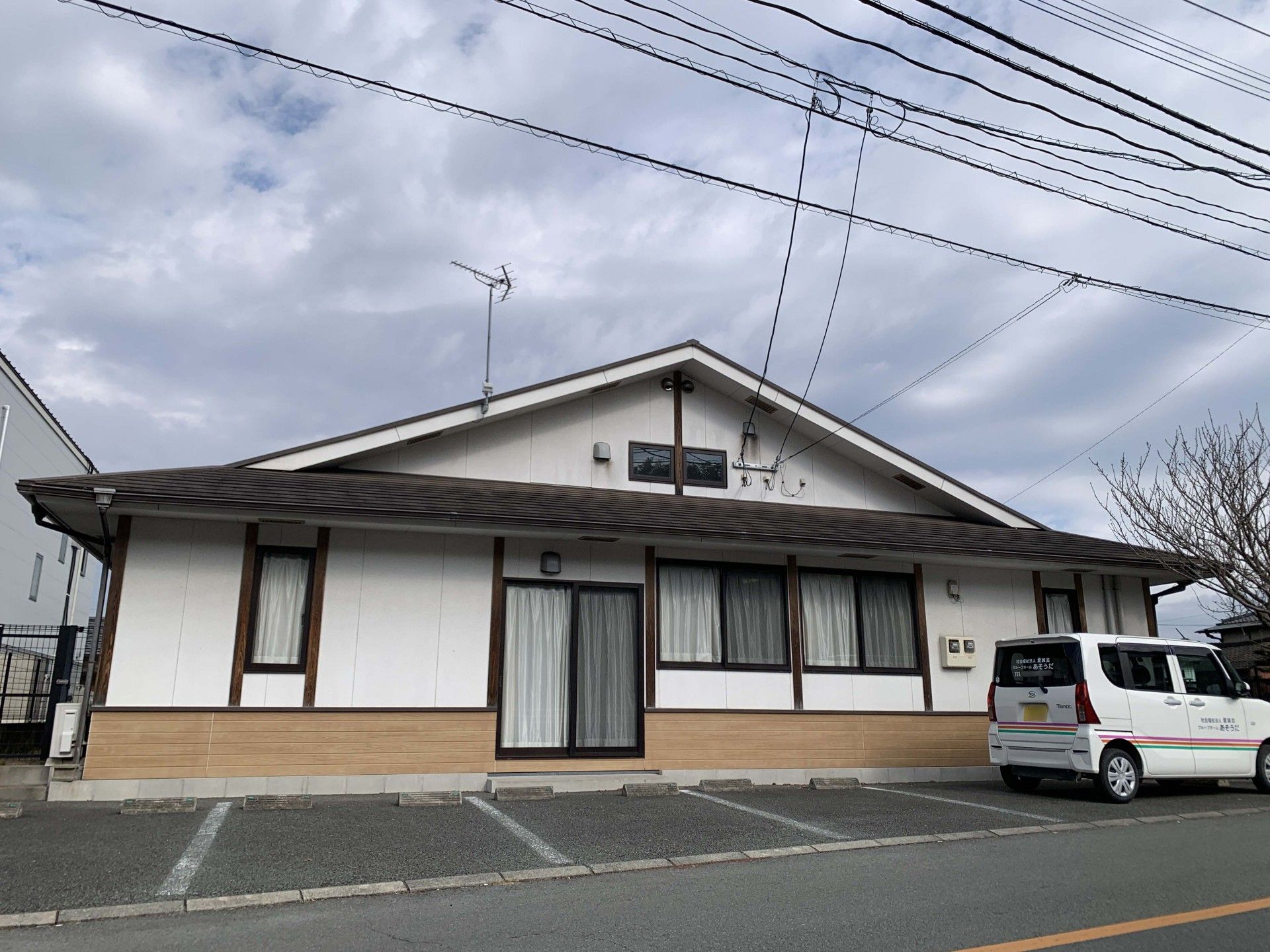 駐車場のある建物外観