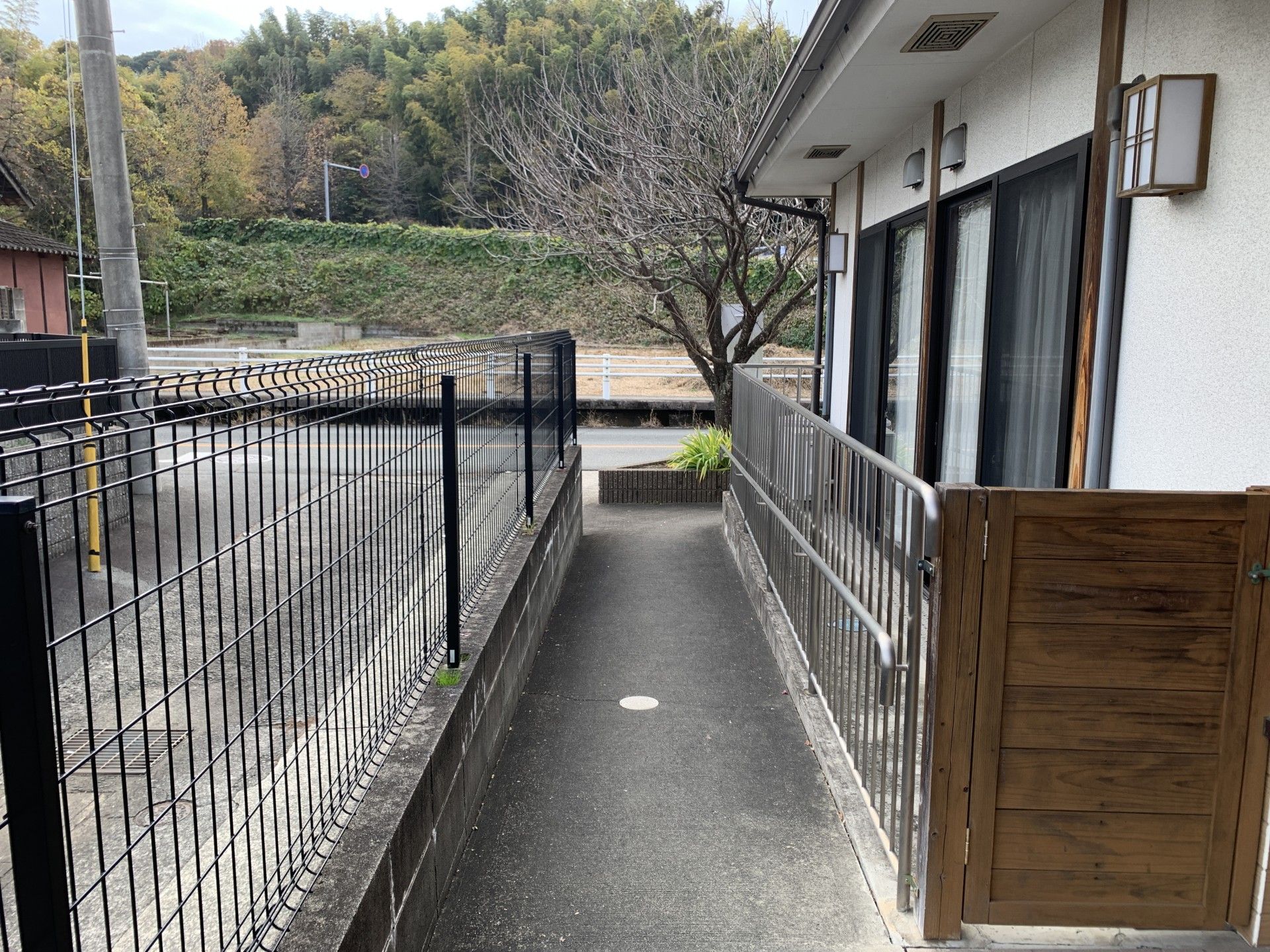 手すり付きの通路