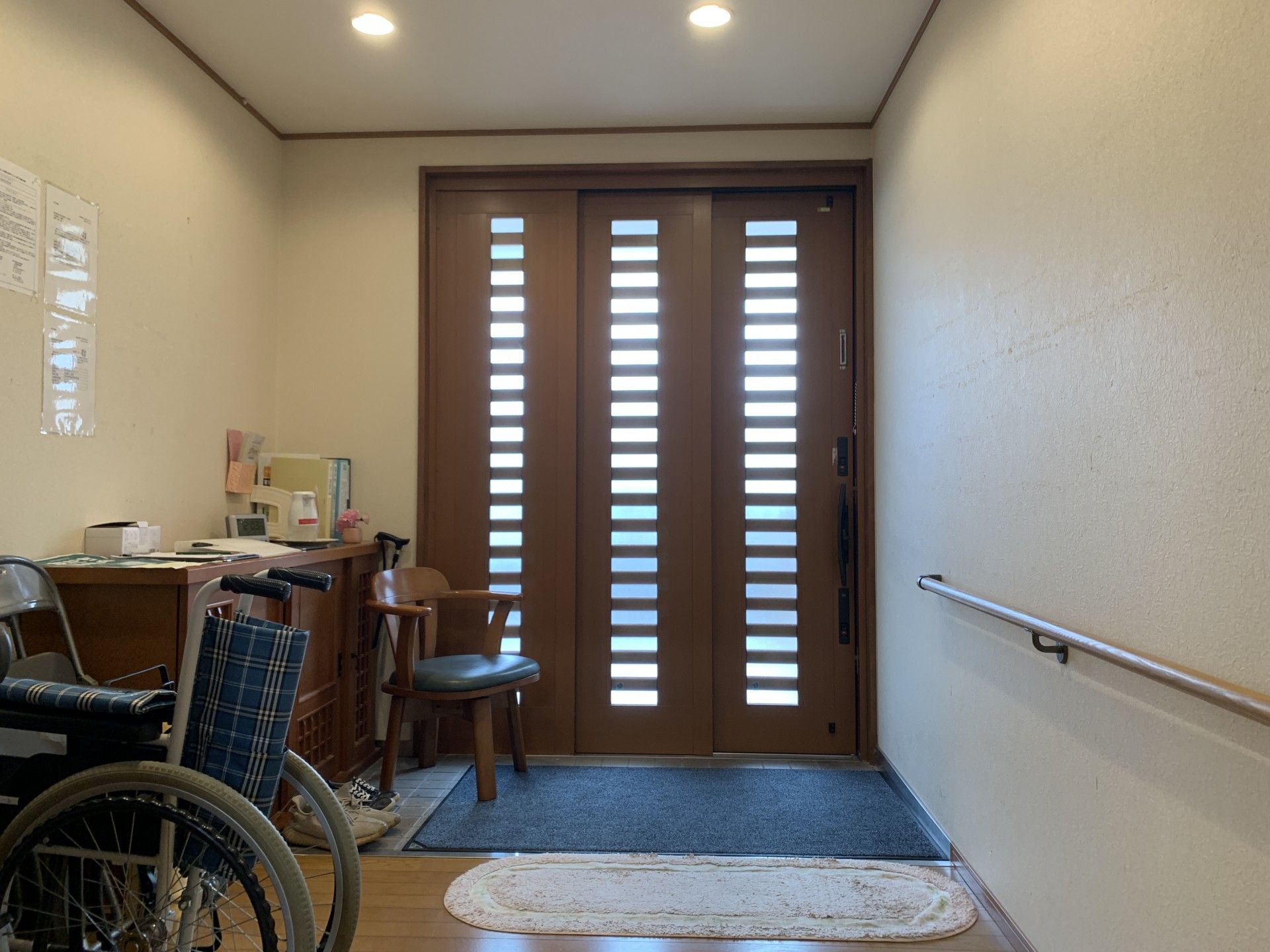 広い廊下と扉