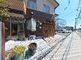 通りに面した建物の外観