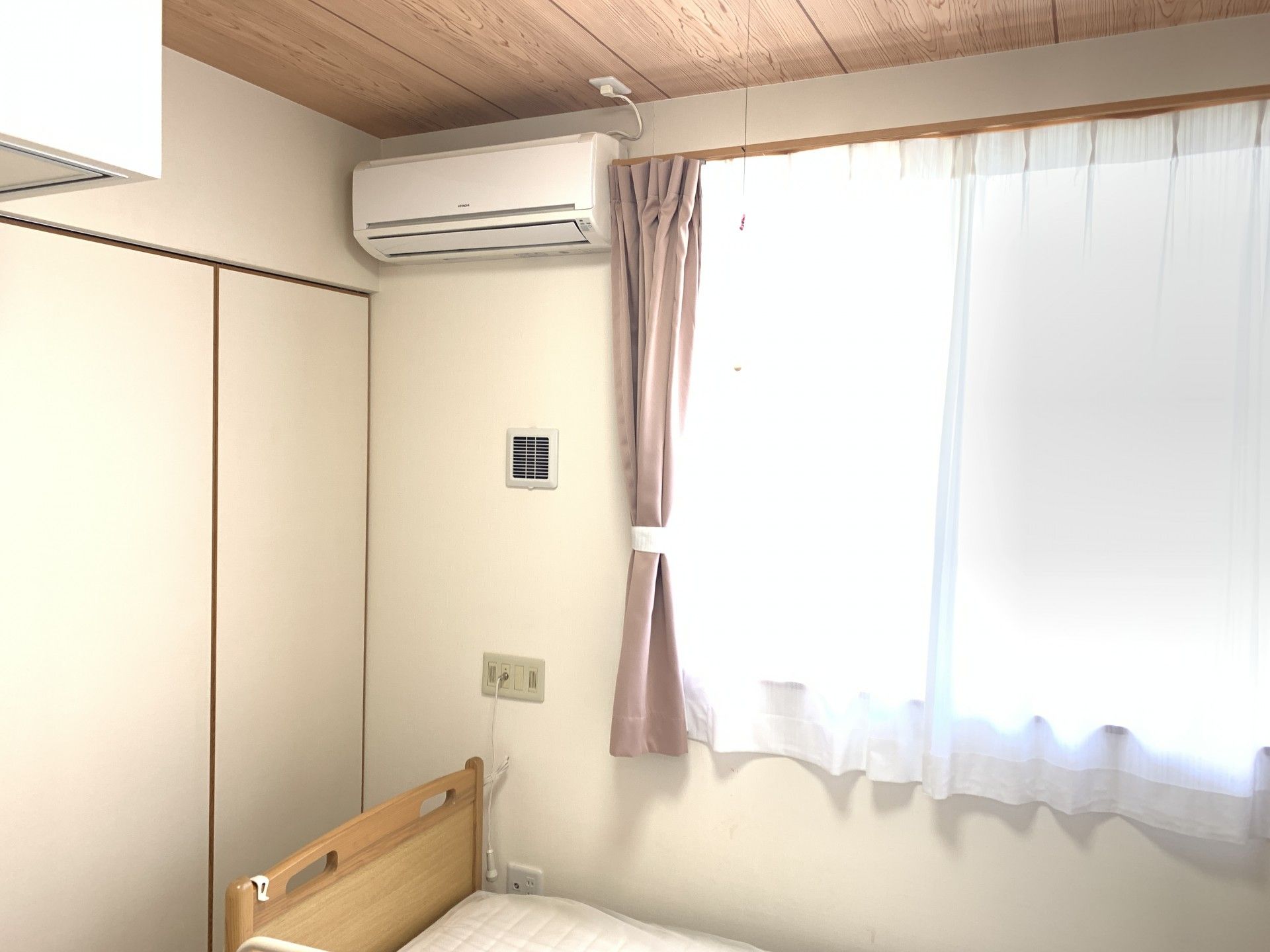 明るい個室の一角