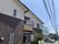 落ち着いた外観の建物