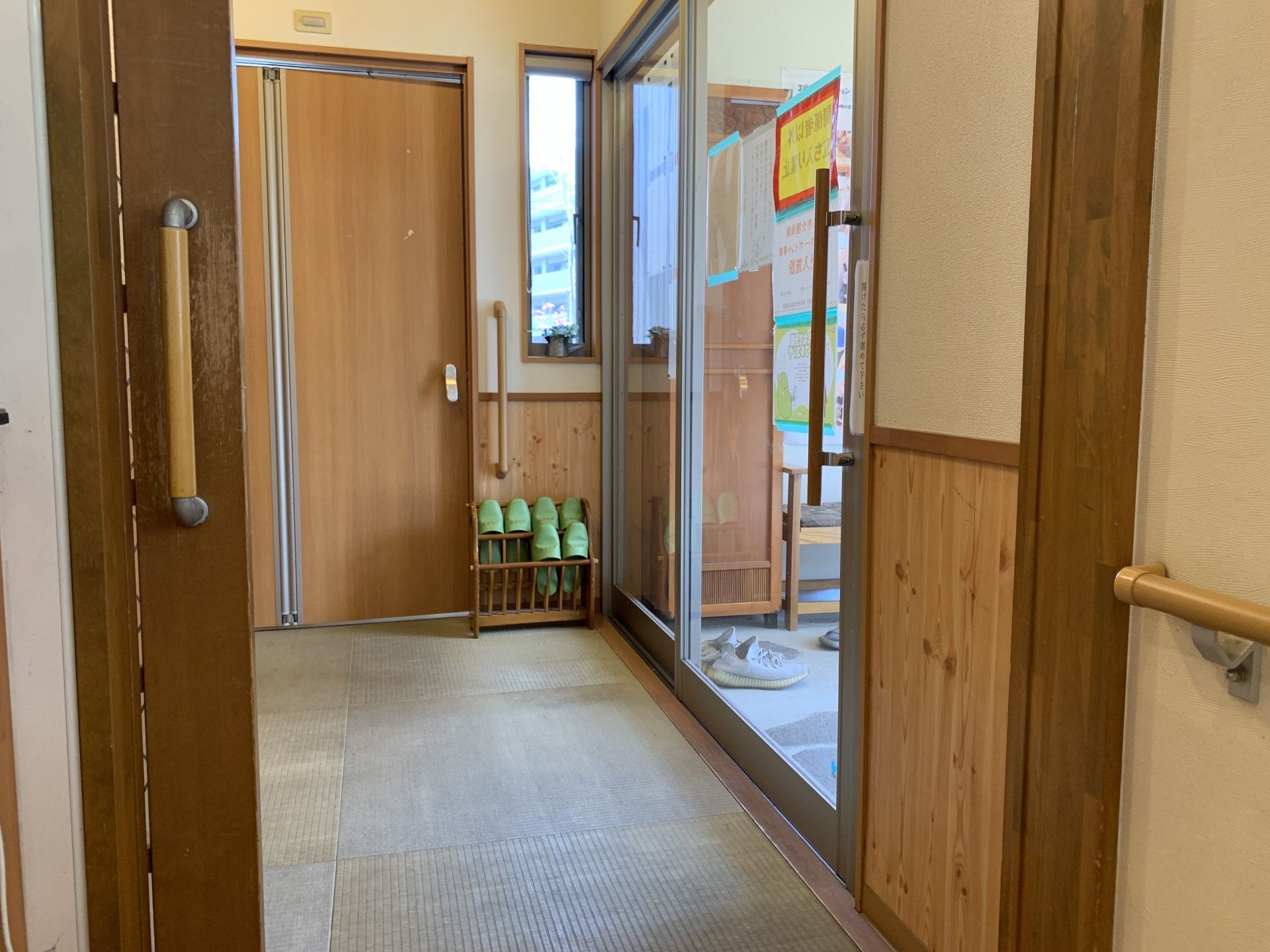 木製の扉とスリッパのある廊下