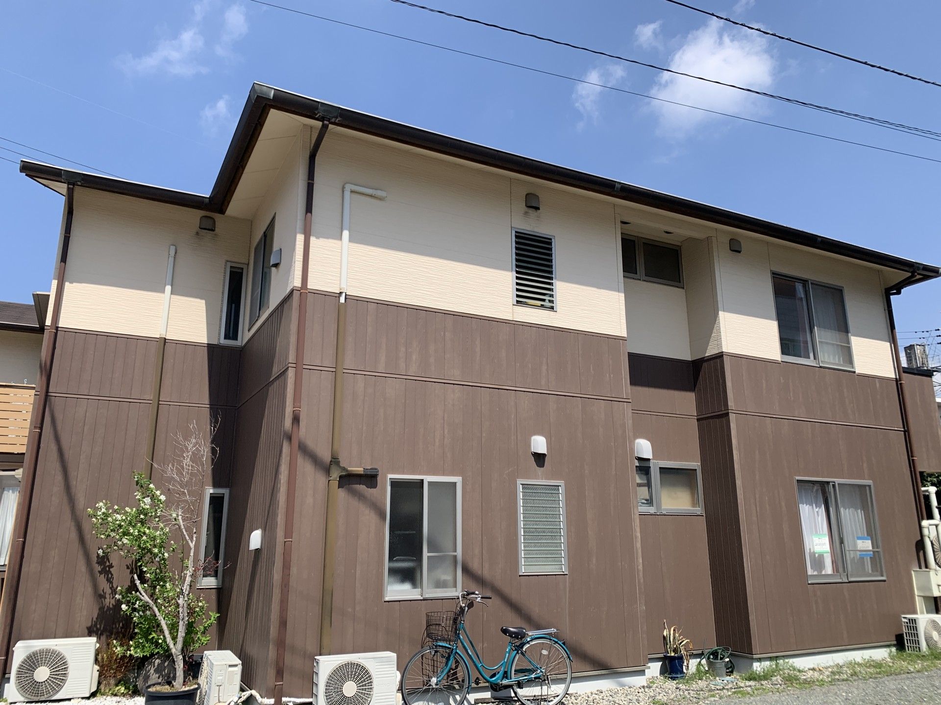二階建ての建物外観