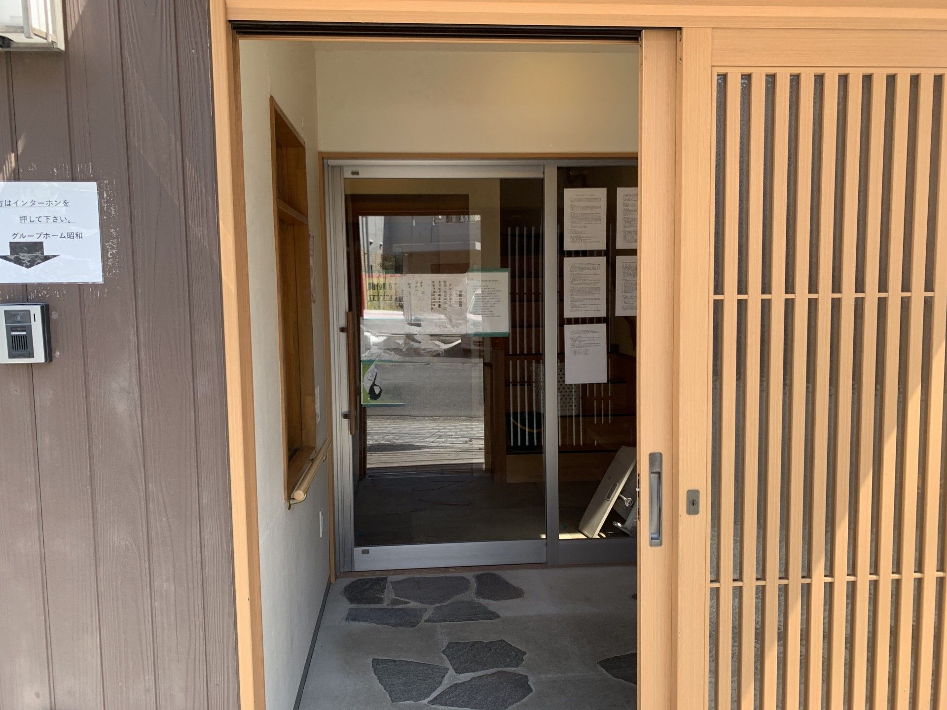 木製の引き戸の玄関