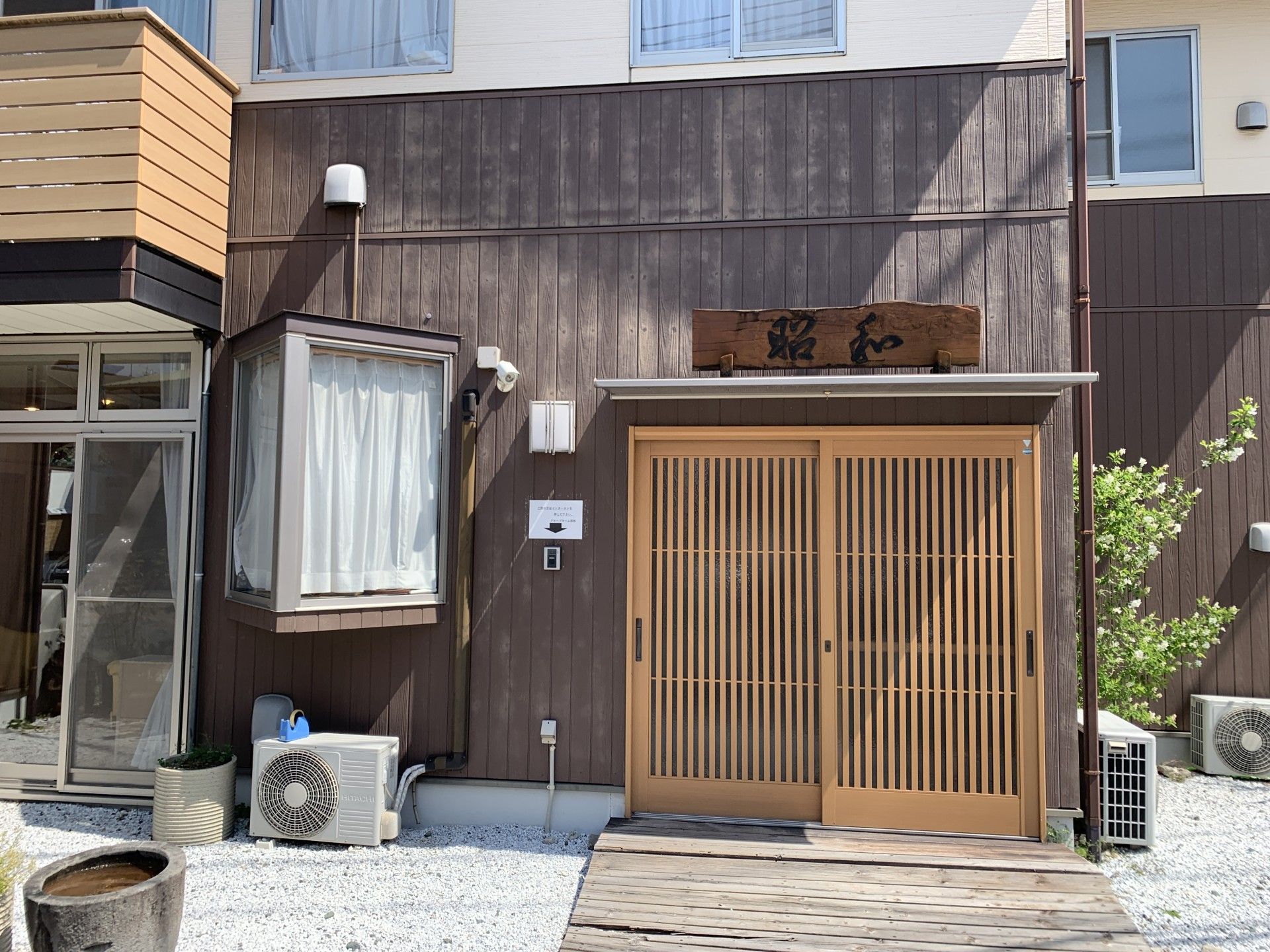 木製の引き戸の玄関
