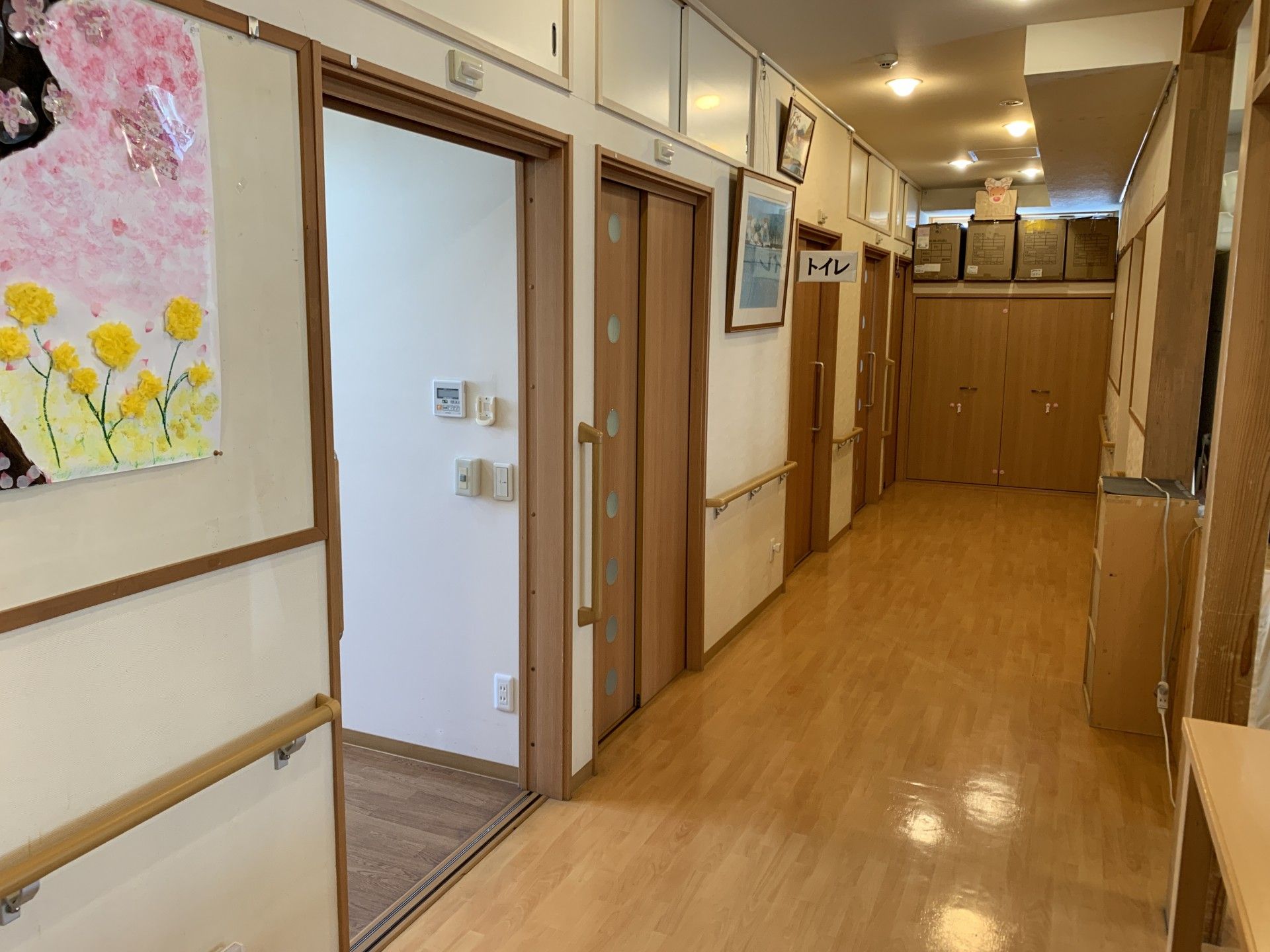 明るい廊下の様子