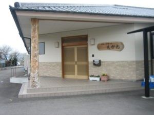 入り口が広い建物正面