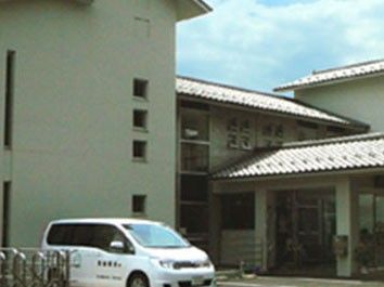 施設の外観と送迎車