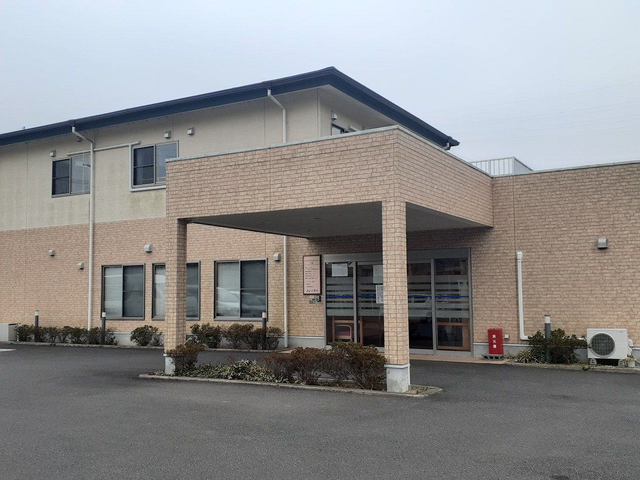 明るい入り口の建物