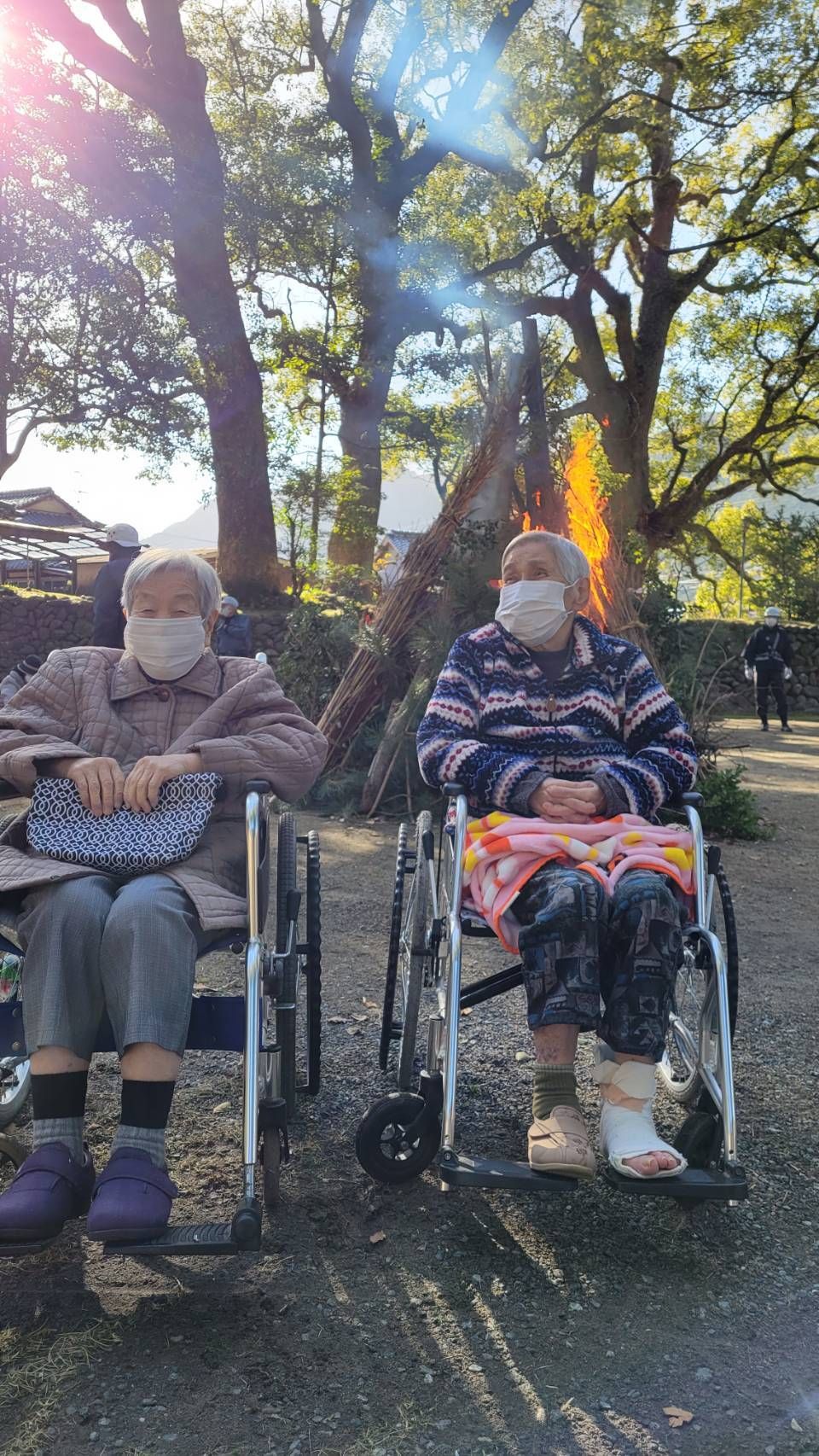 車椅子で外出する高齢者
