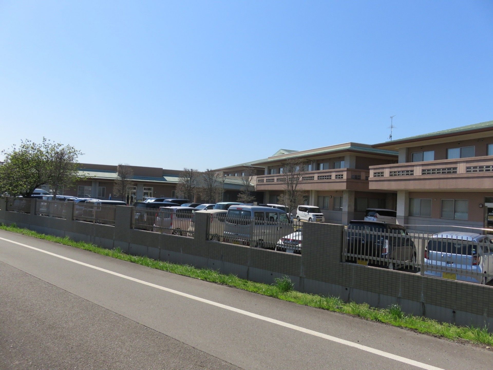 ゆったりとした外観の建物