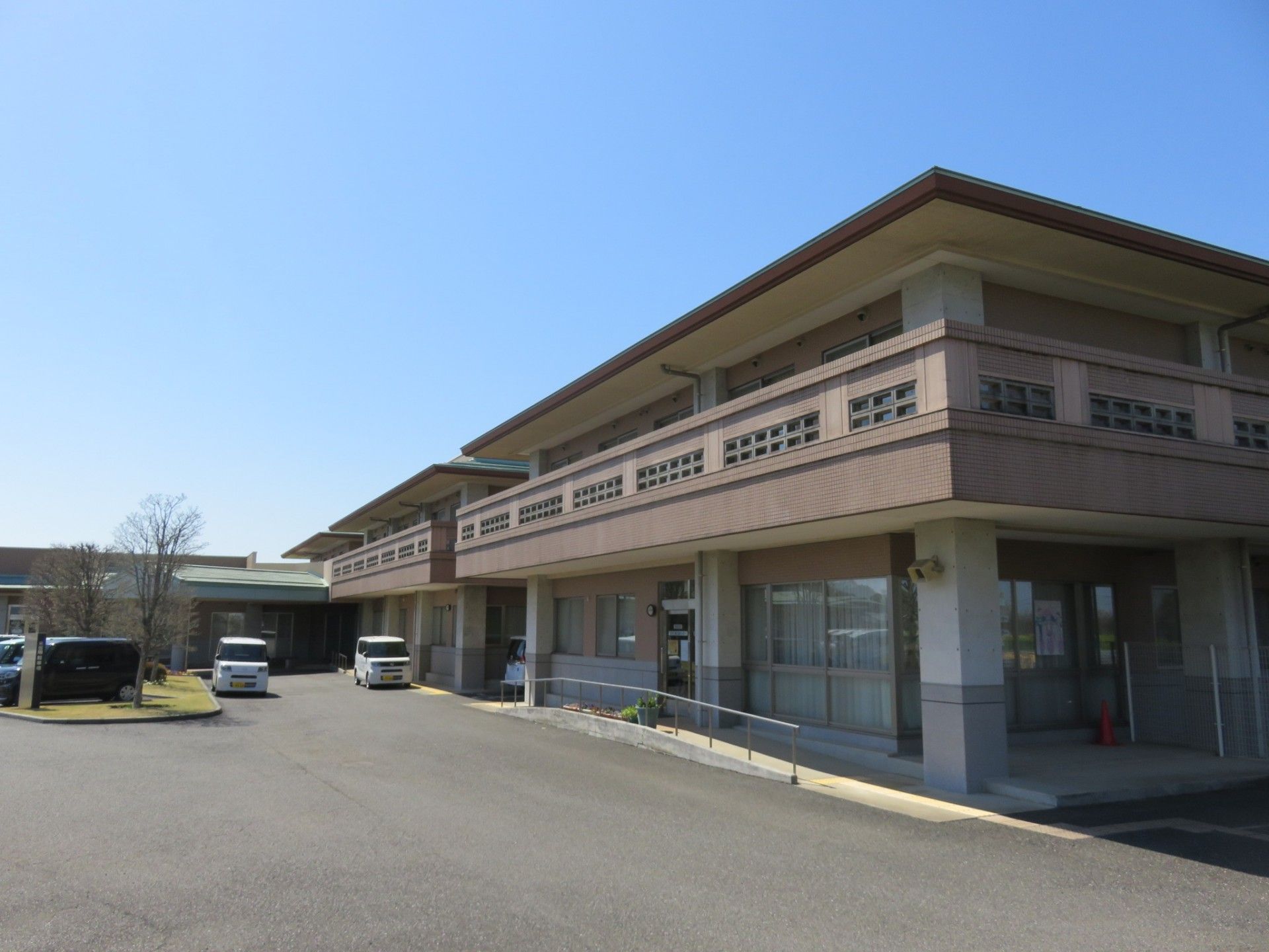 広々とした施設の正面玄関