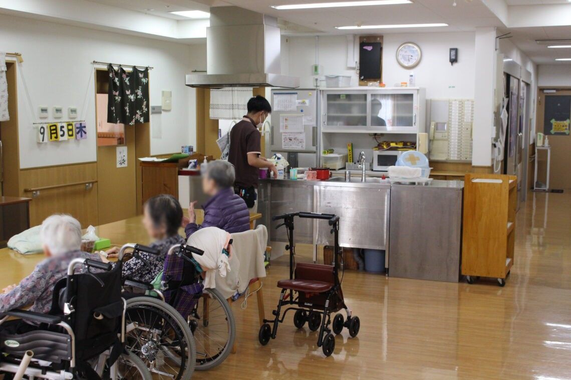 食事準備中の共有スペース
