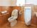 男性用小便器と洋式トイレが並んで設置されたトイレ。手すりも多くついている。
