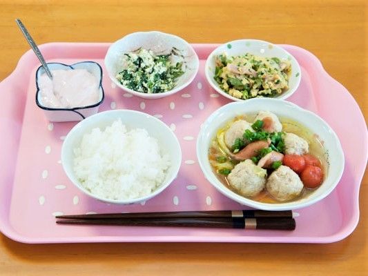 野菜たっぷりのスープや白和え、野菜のおかずに白いご飯、ヨーグルトが添えられている。