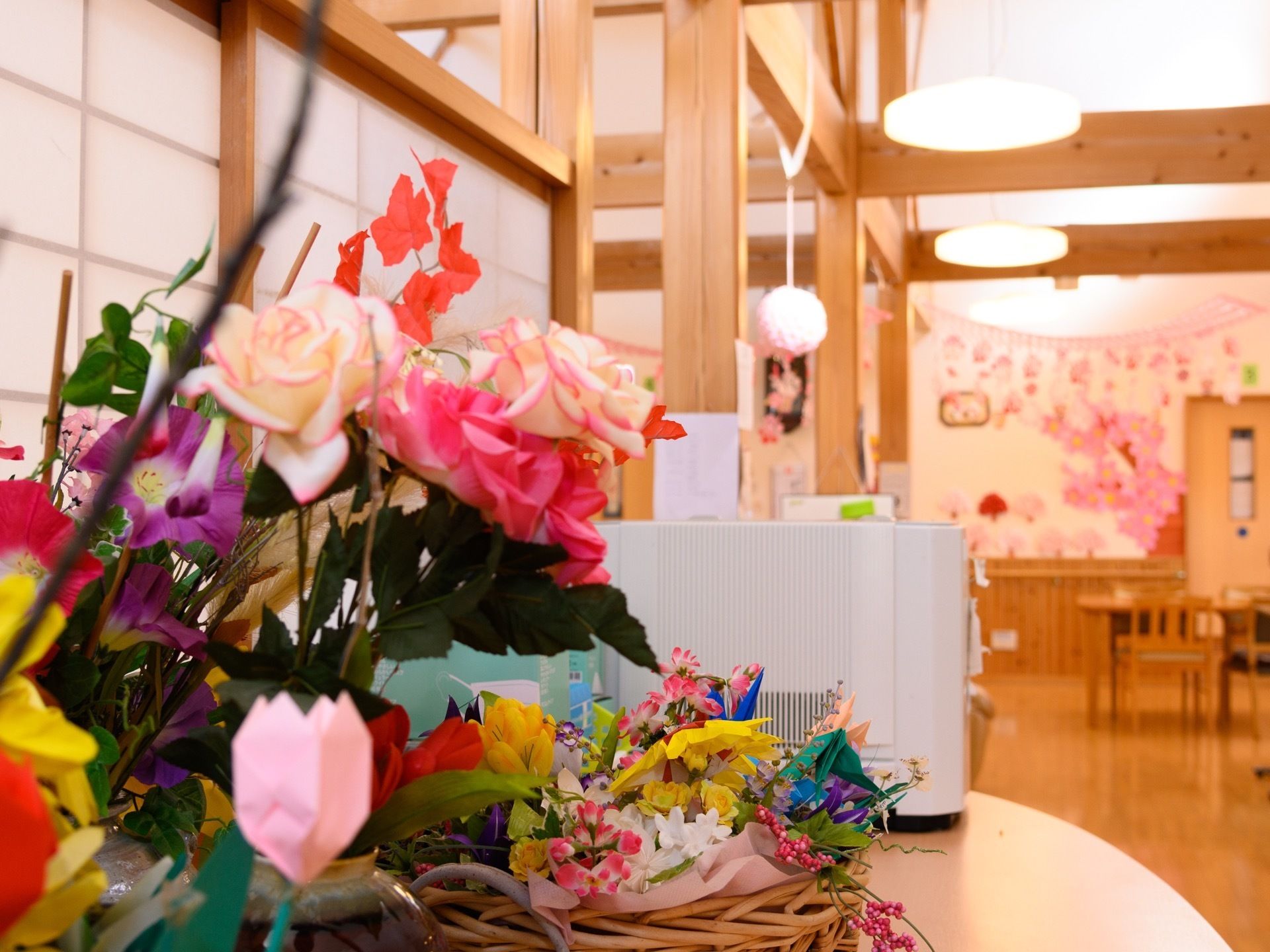 花が飾られている。奥には手作りの飾りつけも見え、入居者様が心おだやかに暮らせるよう、気が配られていることがうかがえる。