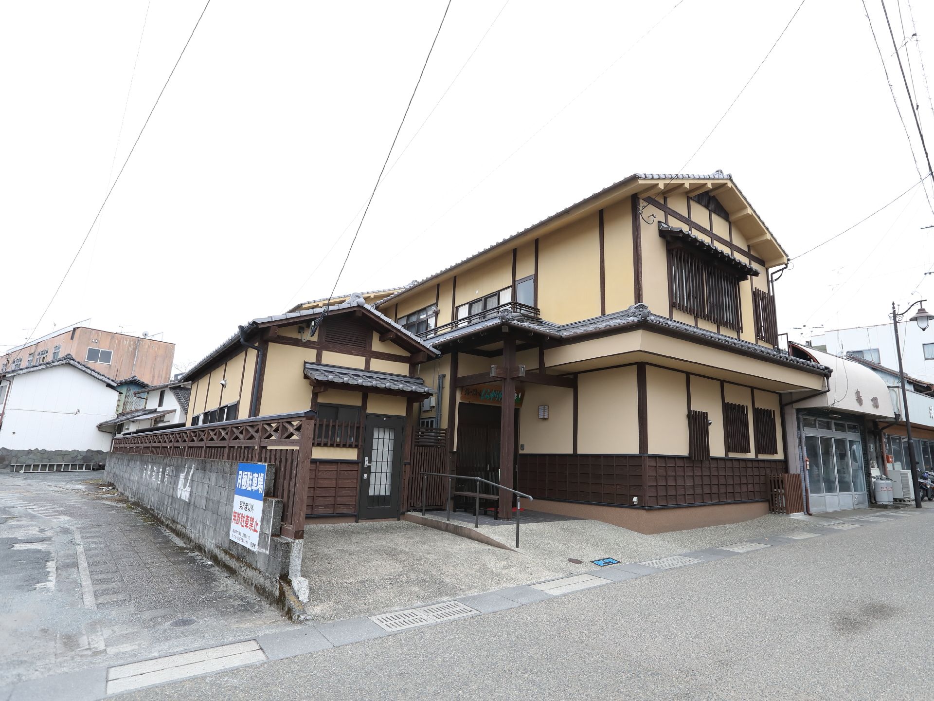 屋根・外壁ともに落ち着いた色合いで、高級住宅のような雰囲気がある外観