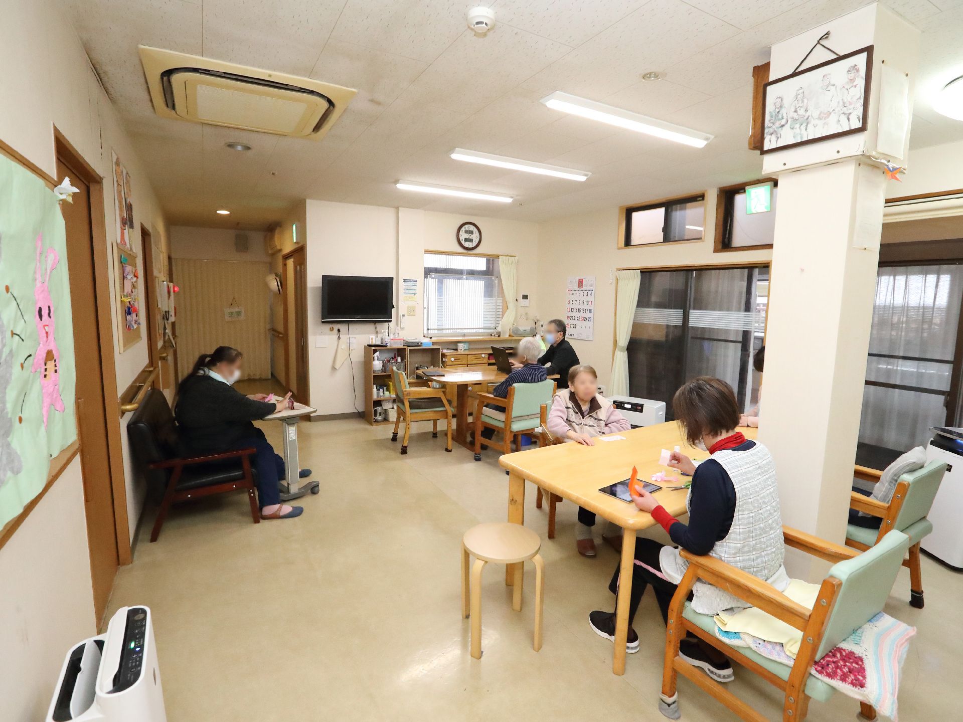 テーブルを挟んで椅子が設置された共有スペース