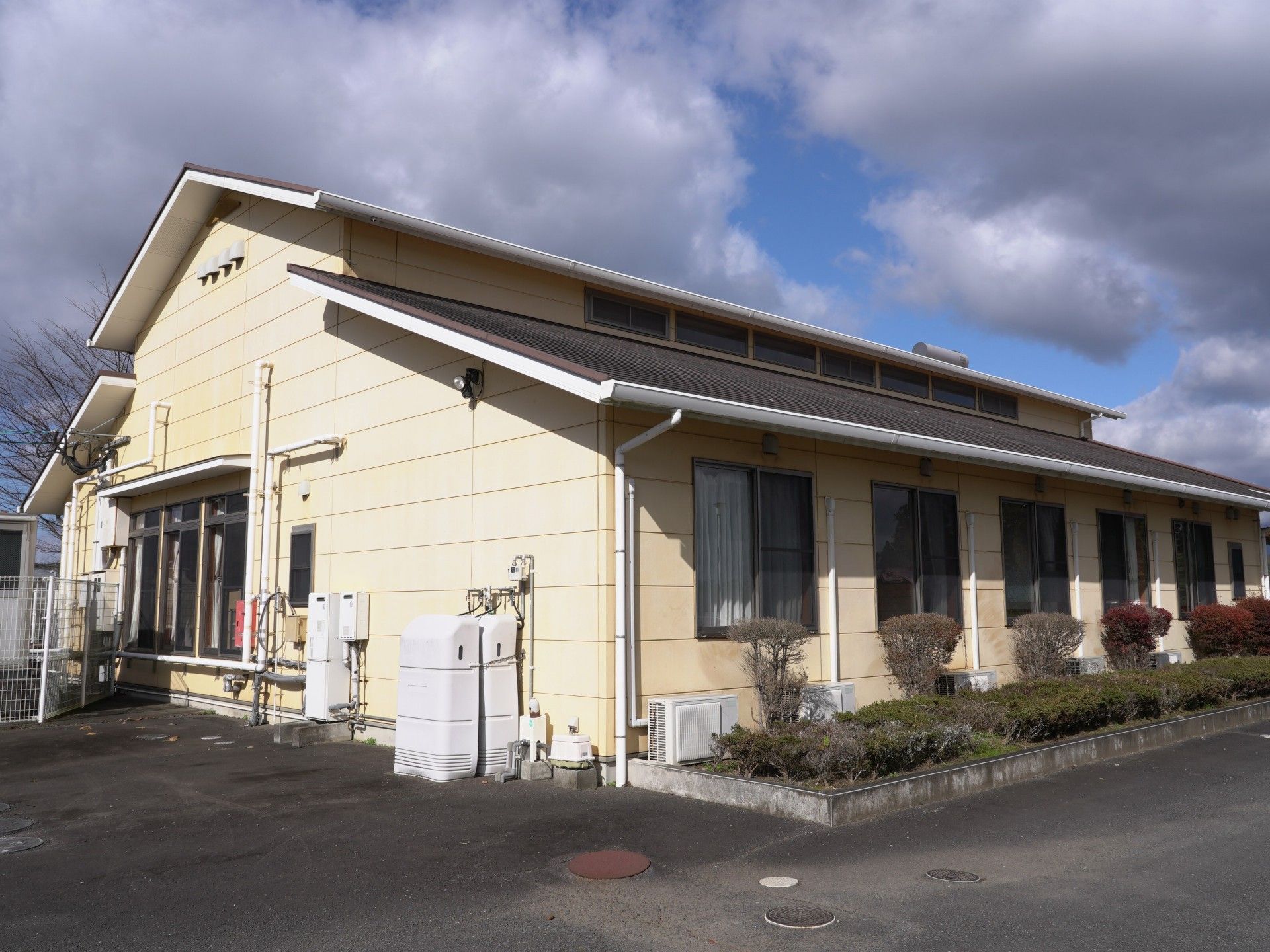 ゆったりとした外観の建物