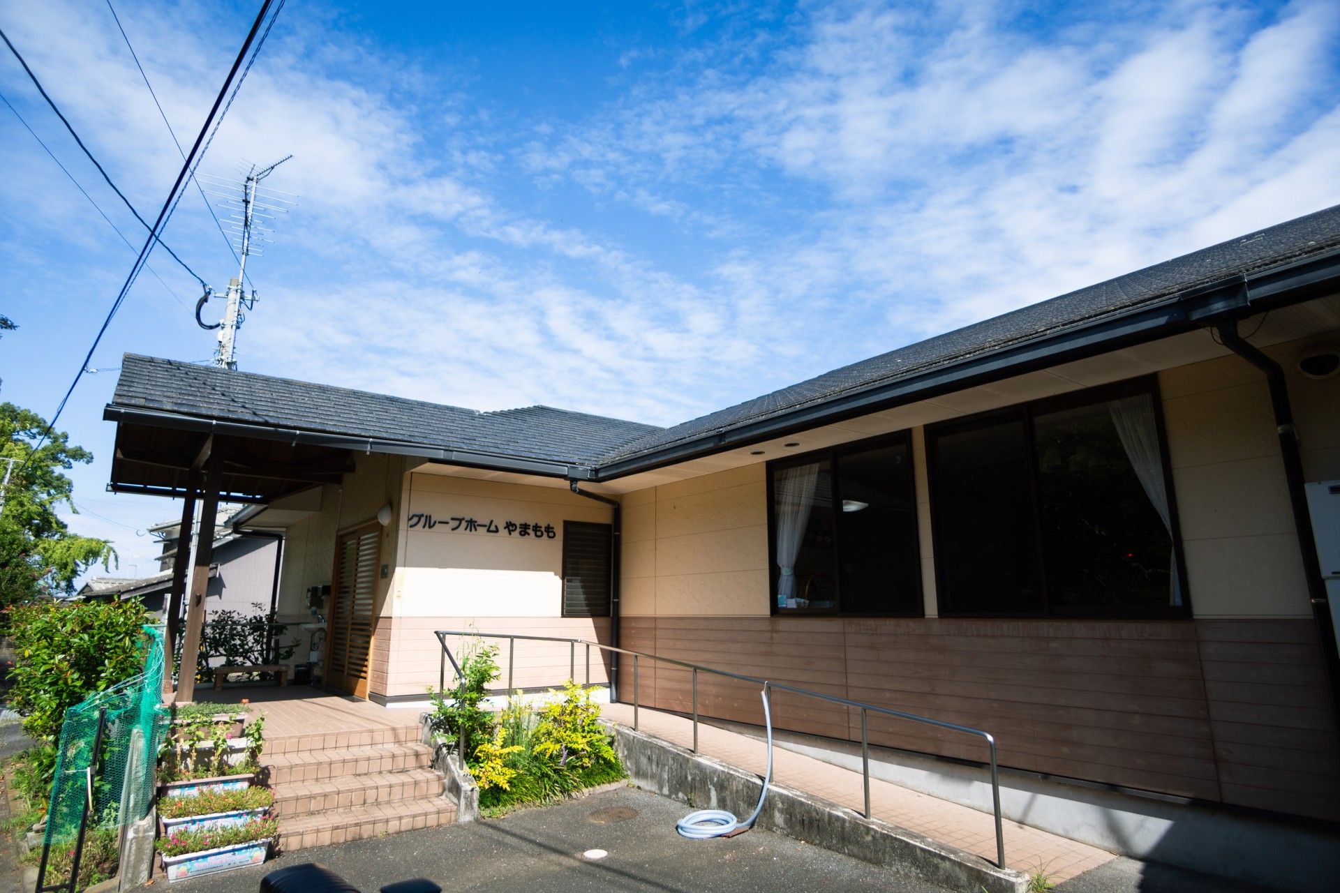 種を植える準備が進められている、施設の建物前にある家庭菜園