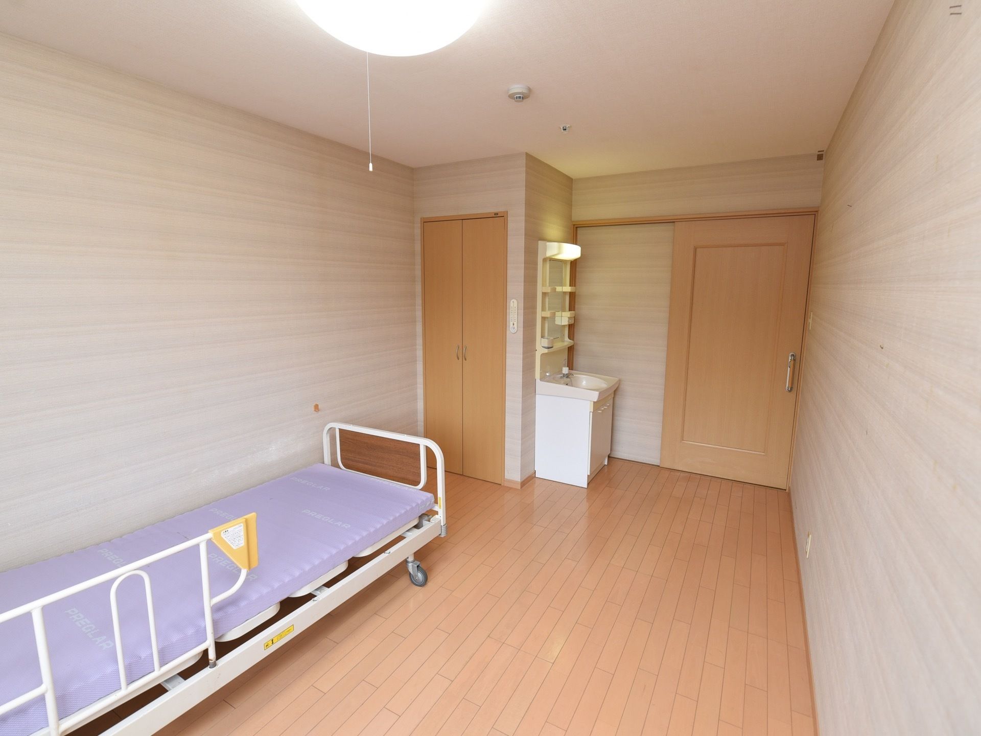 広めの間取りの居室である。介護ベッドや洗面台、クローゼットが完備されている。出入口には、スライドドアが採用されている。