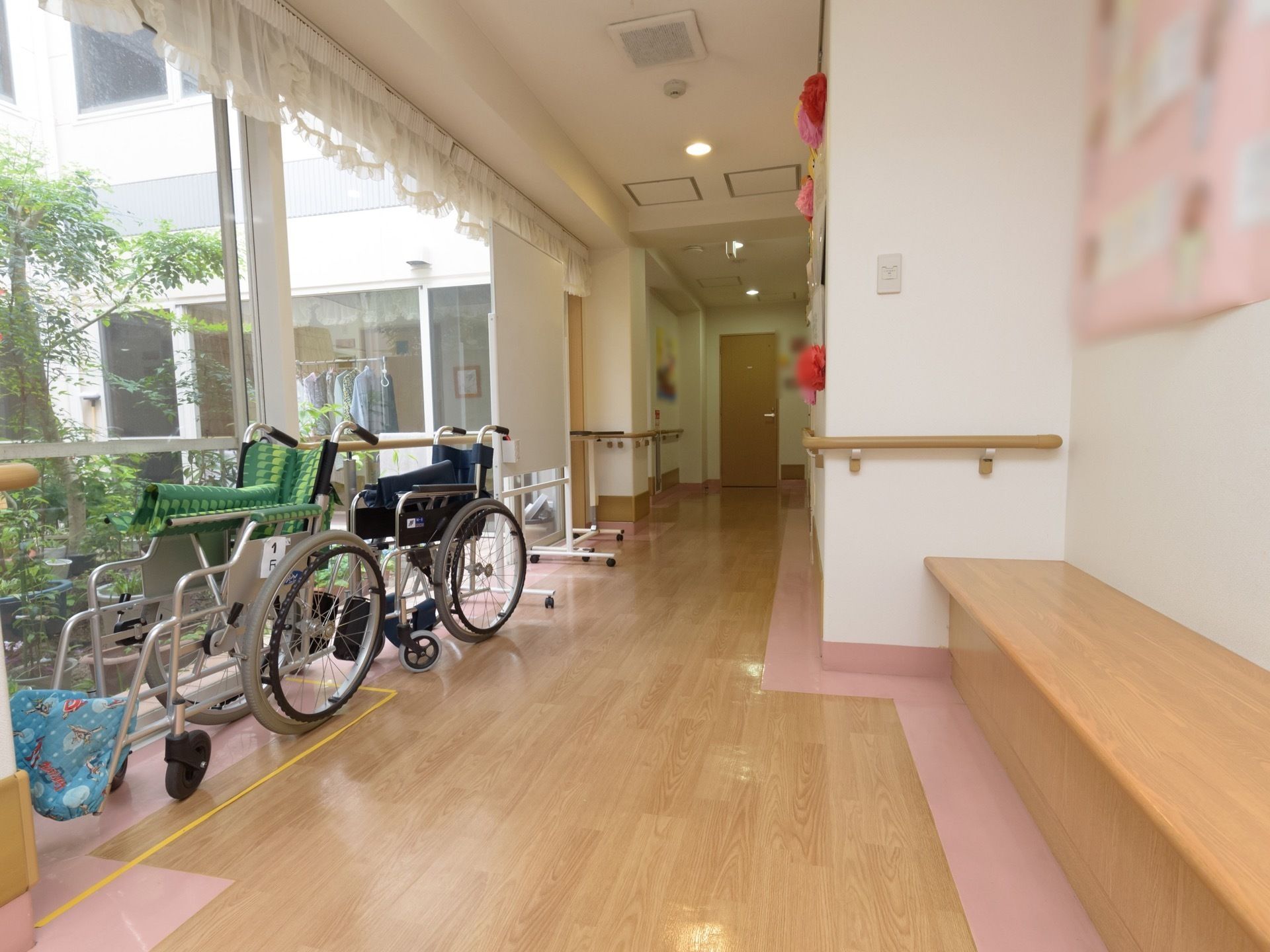 自由に使用することができる車椅子が２台置かれている廊下