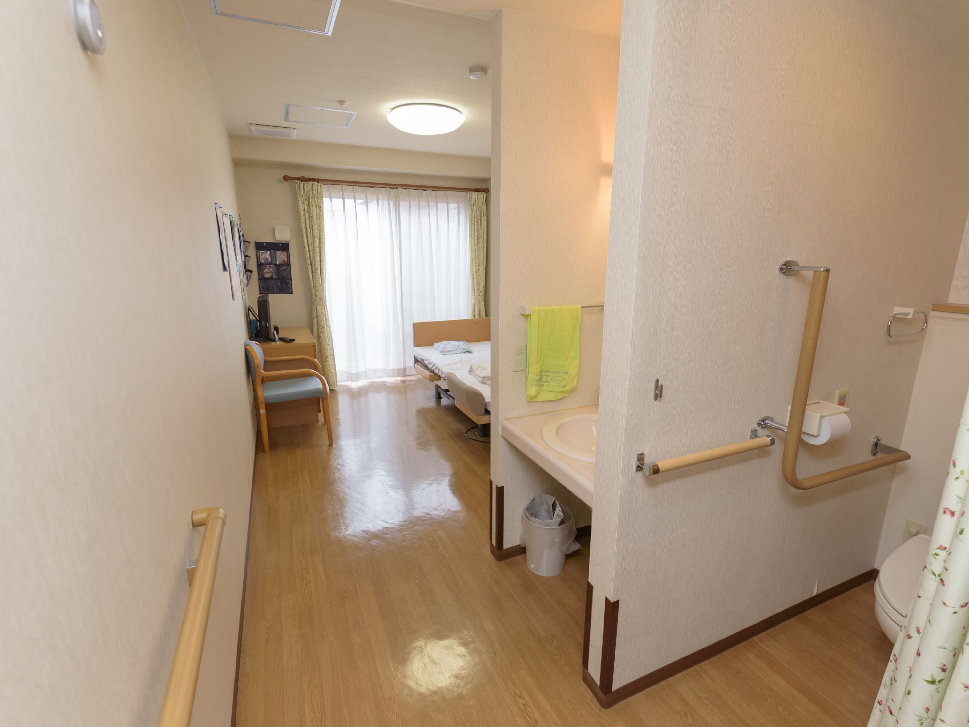 洗面台やトイレが見えている、入口側から見た居室内部